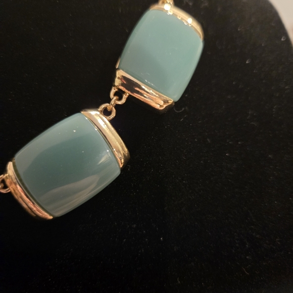 Elegant Gold and Green Necklace - Picture 3 of 4